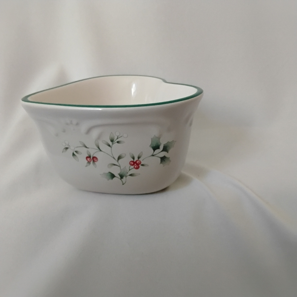 Pfaltzgraff Winterberry Heart Shaped Dish/Candle Holder